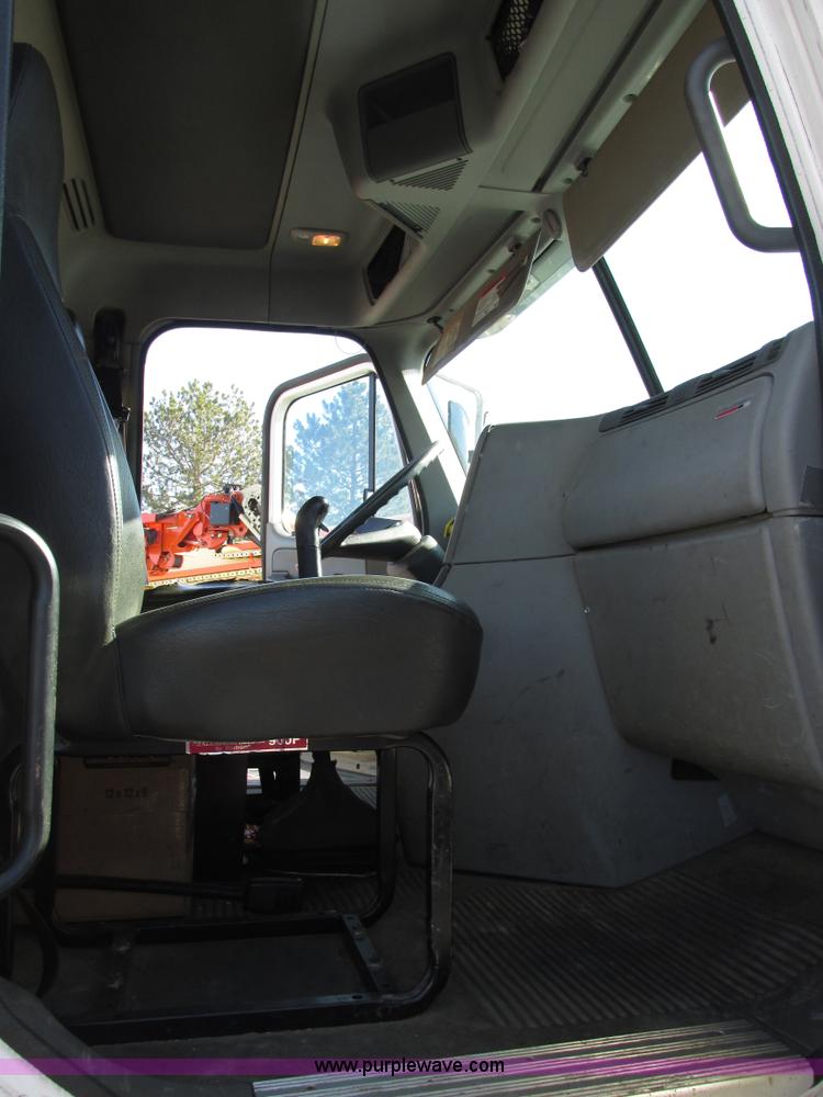 image for item E7040 2005 Freightliner Columbia semi truck