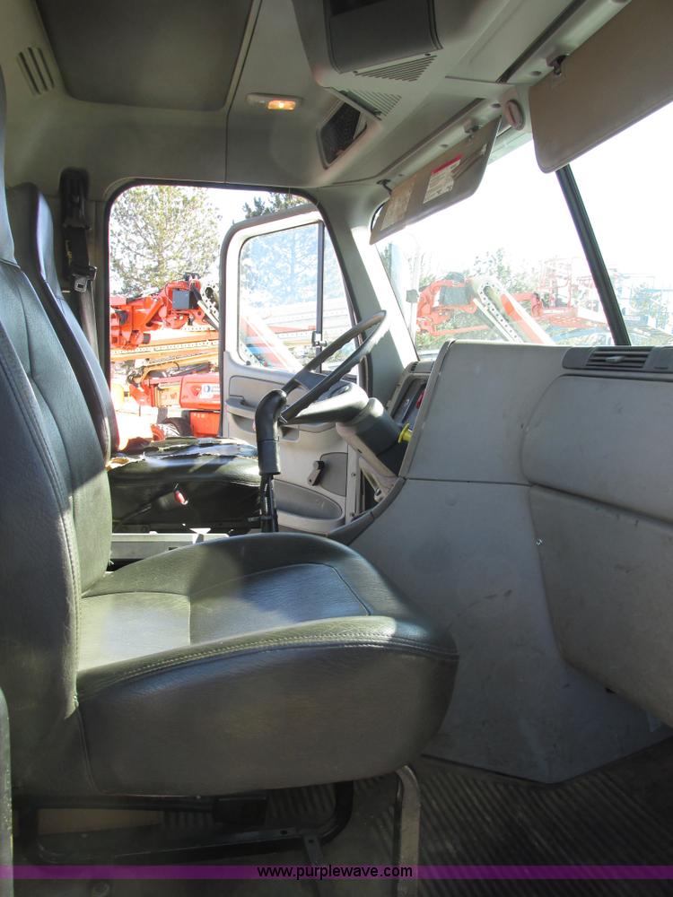 image for item E7040 2005 Freightliner Columbia semi truck