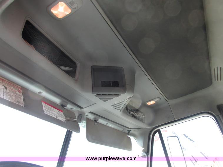 image for item E7040 2005 Freightliner Columbia semi truck