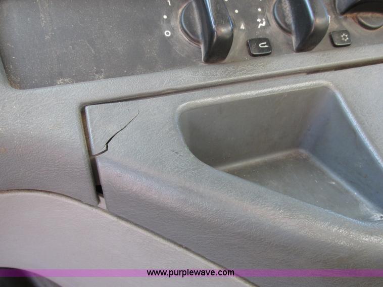 image for item E7040 2005 Freightliner Columbia semi truck