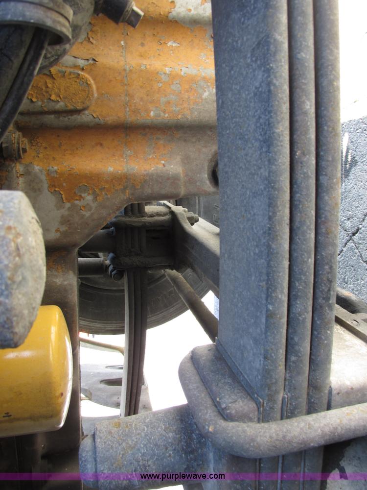 image for item E7040 2005 Freightliner Columbia semi truck