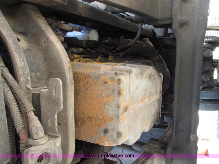 image for item E7040 2005 Freightliner Columbia semi truck