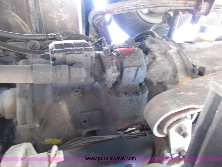 image for item E7040 2005 Freightliner Columbia semi truck