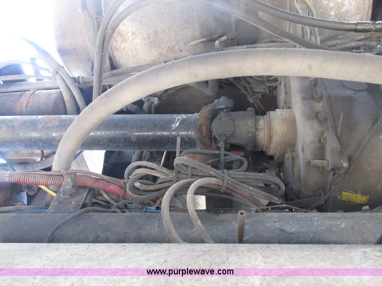 image for item E7040 2005 Freightliner Columbia semi truck