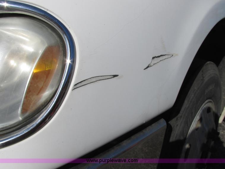 image for item E7040 2005 Freightliner Columbia semi truck