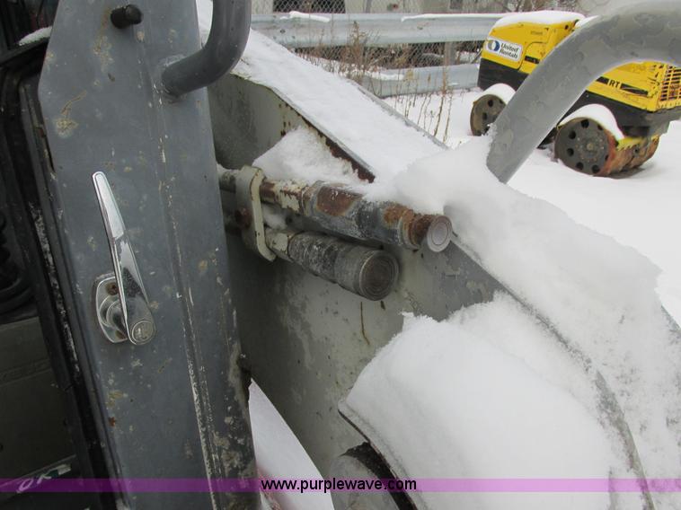 image for item E7067 2004 Takeuchi TL140 skid steer