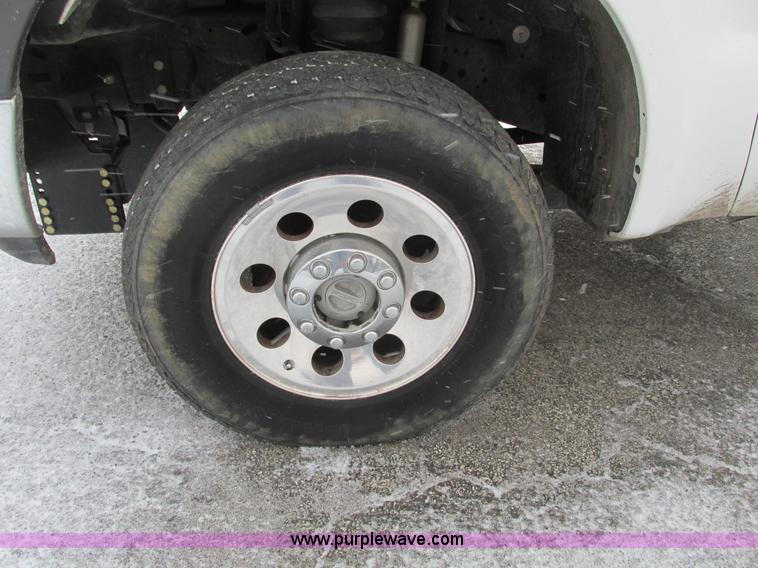 image for item F4273 2005 Ford F250 pickup truck