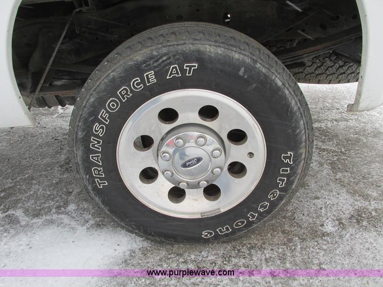 image for item F4273 2005 Ford F250 pickup truck