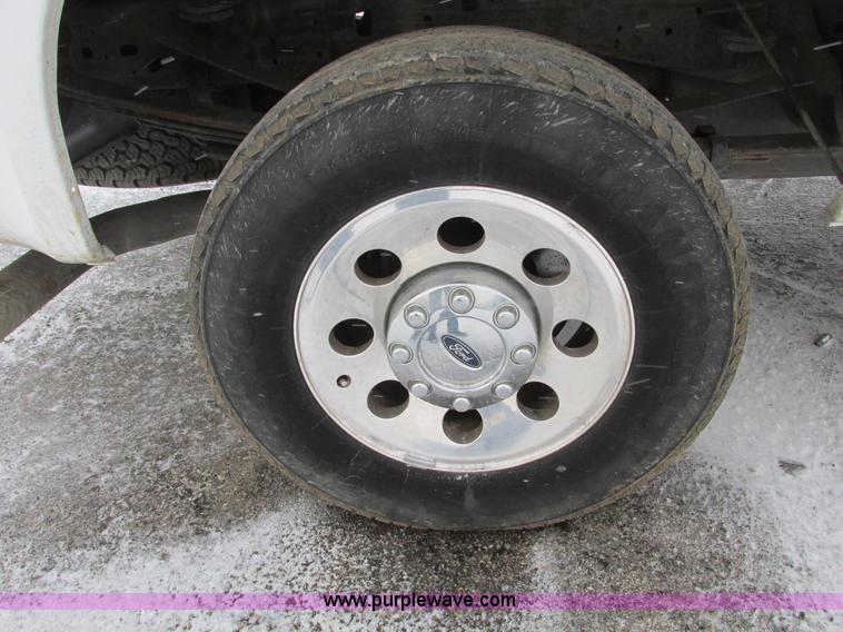 image for item F4273 2005 Ford F250 pickup truck