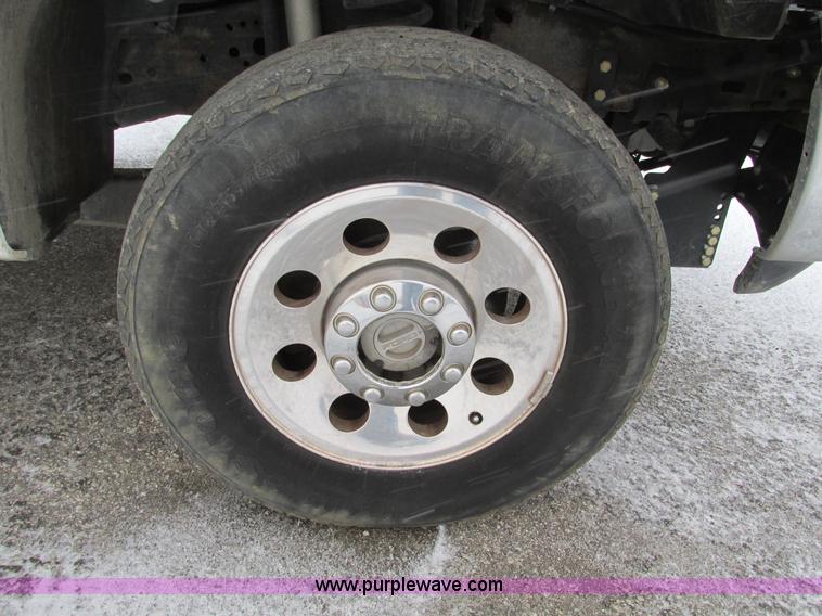 image for item F4273 2005 Ford F250 pickup truck