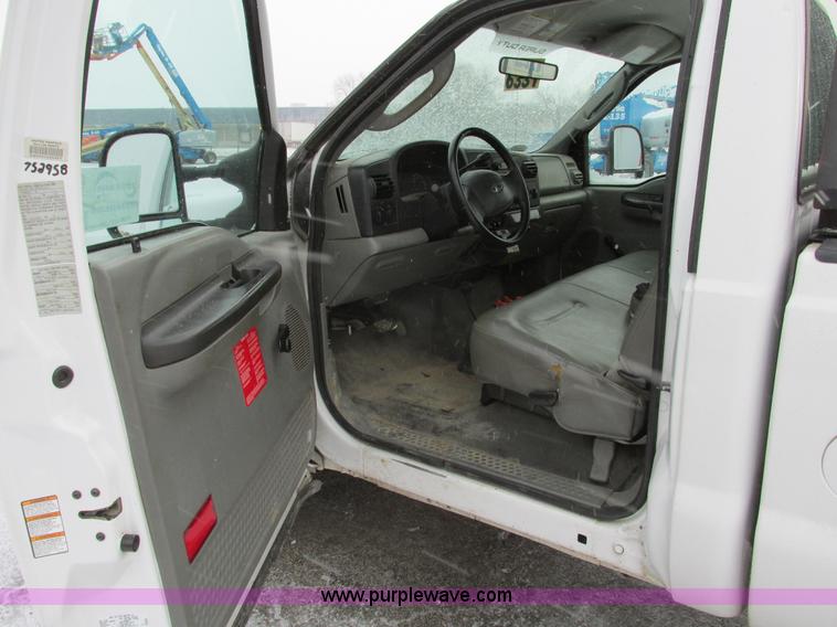 image for item F4273 2005 Ford F250 pickup truck
