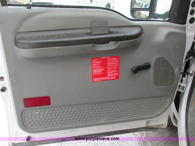 image for item F4273 2005 Ford F250 pickup truck