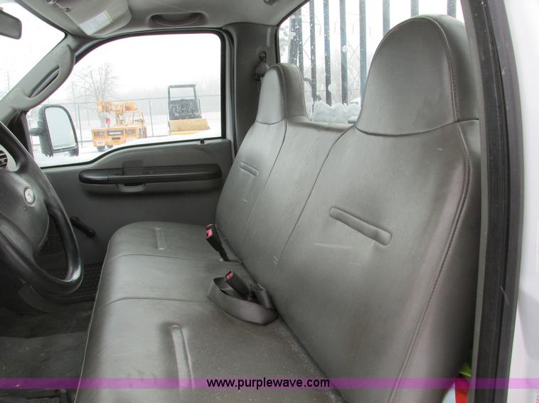 image for item F4273 2005 Ford F250 pickup truck