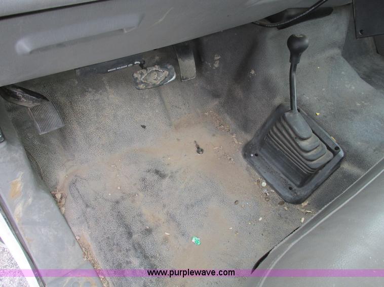 image for item F4273 2005 Ford F250 pickup truck