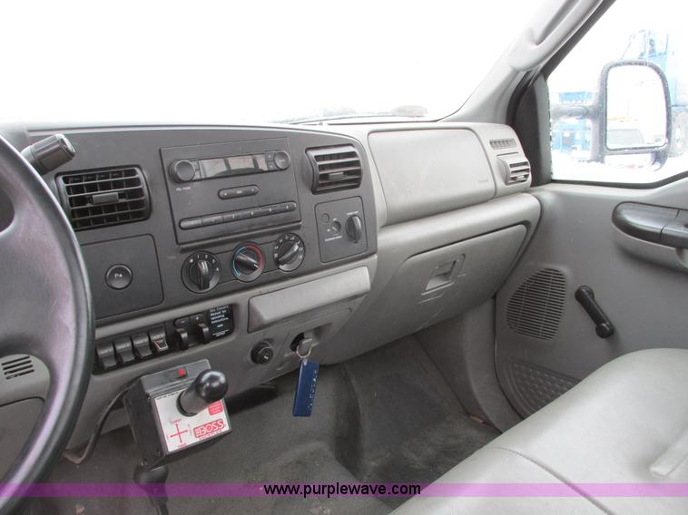 image for item F4273 2005 Ford F250 pickup truck