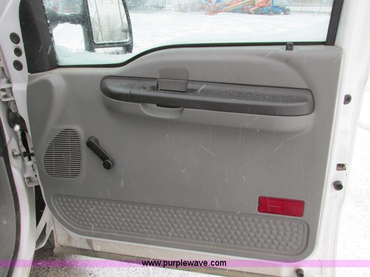 image for item F4273 2005 Ford F250 pickup truck