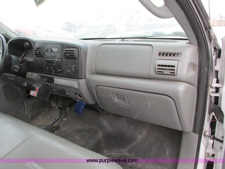 image for item F4273 2005 Ford F250 pickup truck