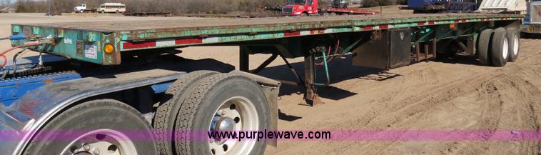 image for item B4561 1990 Fontaine extendable flatbed trailer