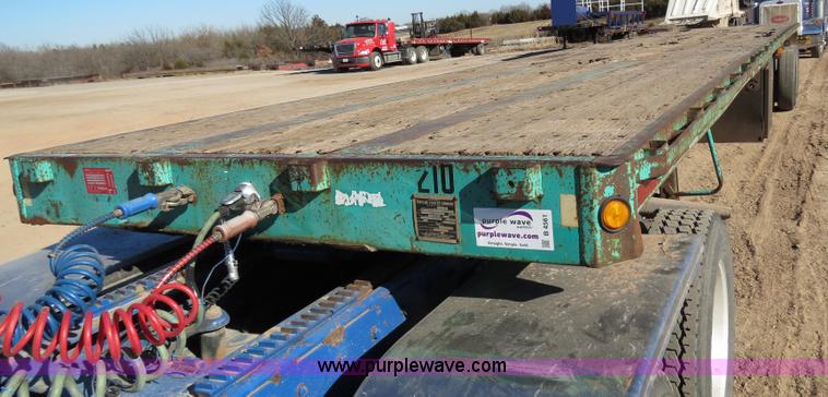 image for item B4561 1990 Fontaine extendable flatbed trailer
