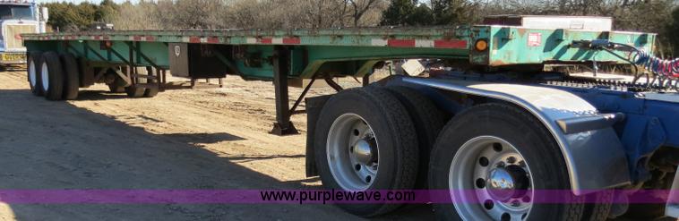 image for item B4561 1990 Fontaine extendable flatbed trailer