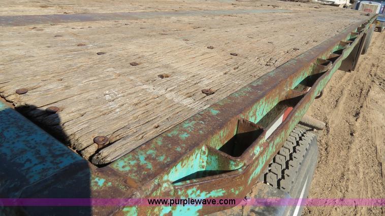 image for item B4561 1990 Fontaine extendable flatbed trailer