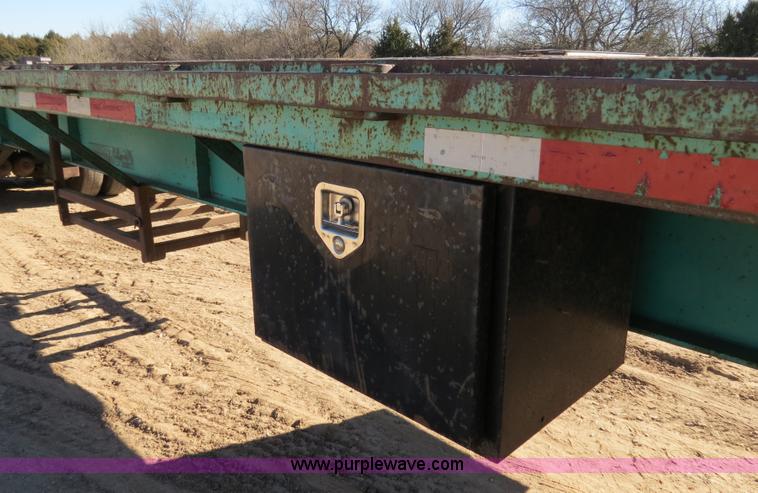 image for item B4561 1990 Fontaine extendable flatbed trailer