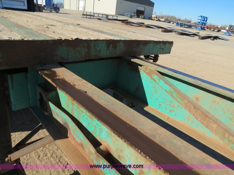 image for item B4561 1990 Fontaine extendable flatbed trailer