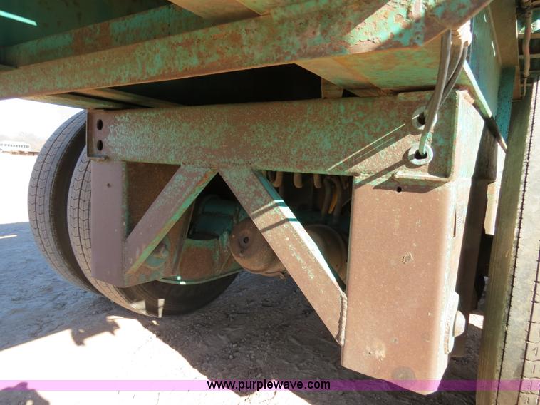 image for item B4561 1990 Fontaine extendable flatbed trailer