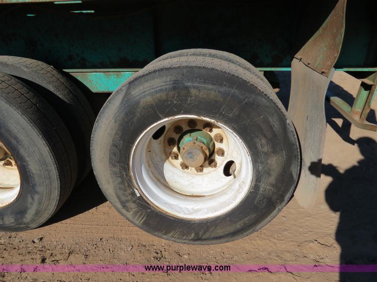 image for item B4561 1990 Fontaine extendable flatbed trailer