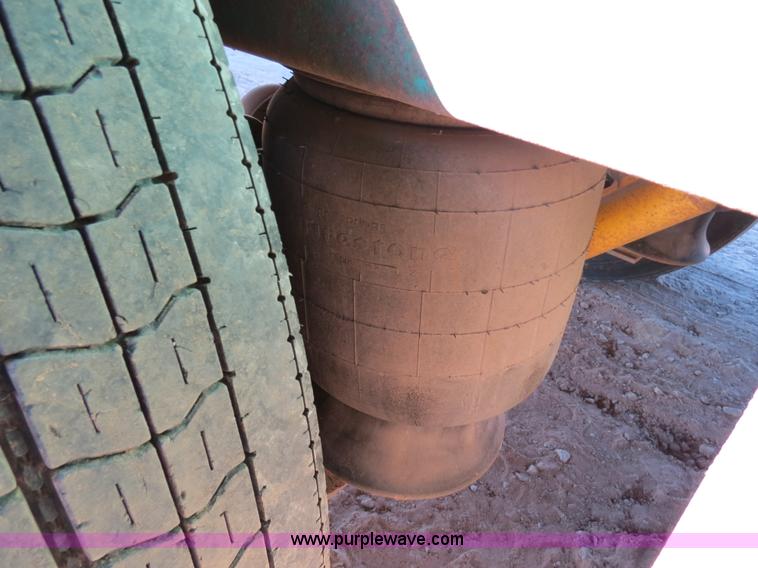 image for item B4561 1990 Fontaine extendable flatbed trailer