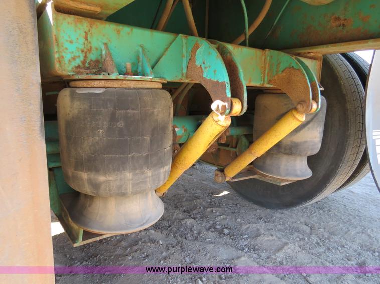 image for item B4561 1990 Fontaine extendable flatbed trailer