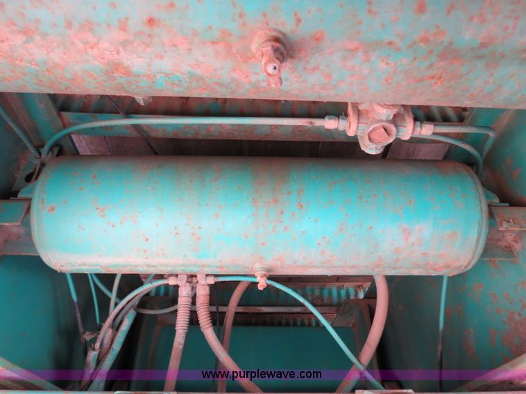 image for item B4561 1990 Fontaine extendable flatbed trailer