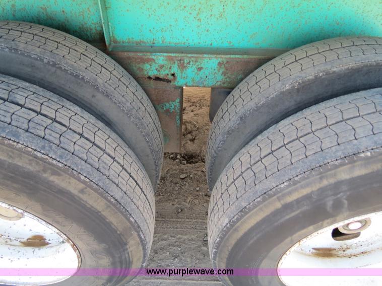 image for item B4561 1990 Fontaine extendable flatbed trailer