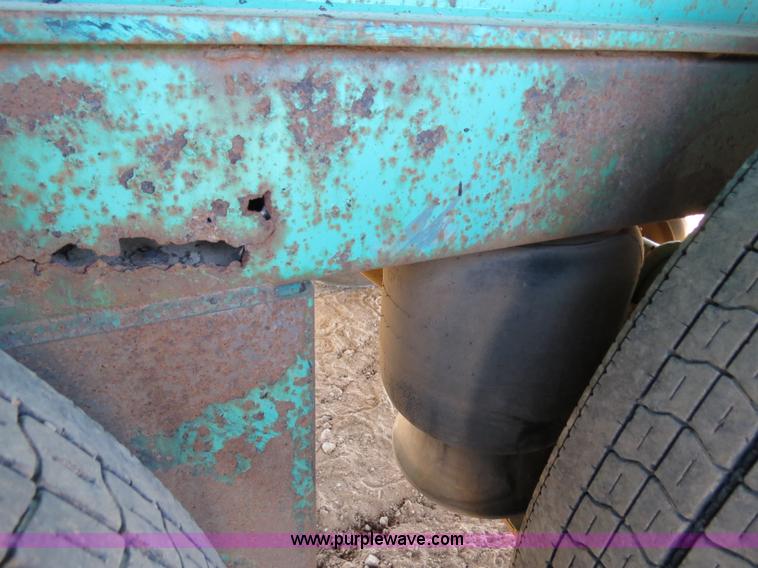 image for item B4561 1990 Fontaine extendable flatbed trailer