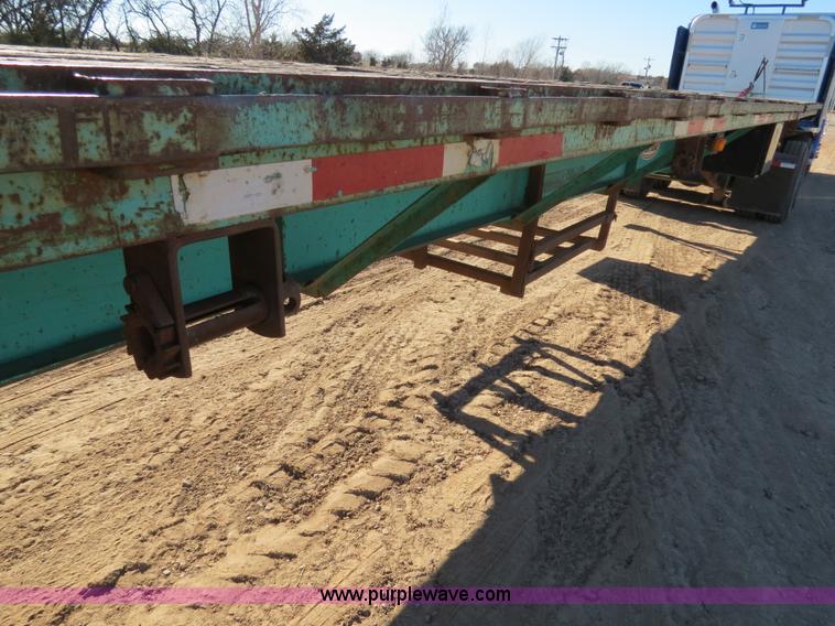 image for item B4561 1990 Fontaine extendable flatbed trailer