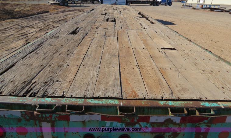 image for item B4561 1990 Fontaine extendable flatbed trailer