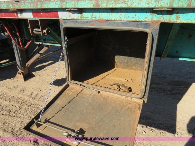 image for item B4561 1990 Fontaine extendable flatbed trailer