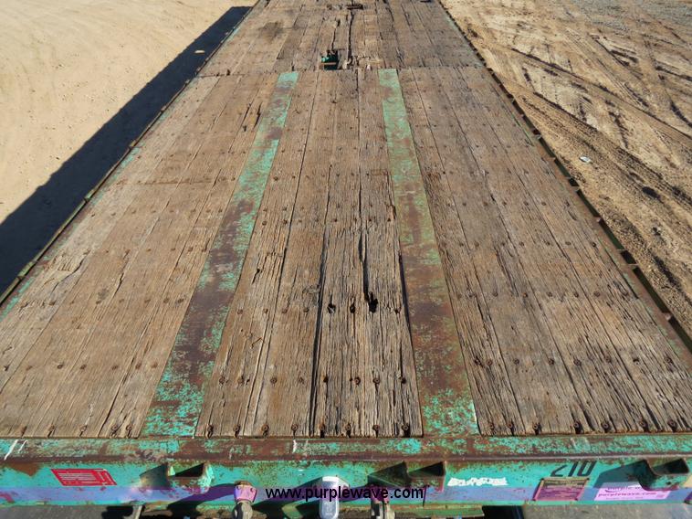 image for item B4561 1990 Fontaine extendable flatbed trailer