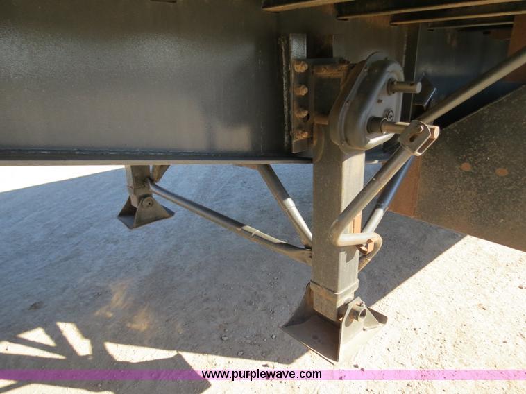 image for item B4562 1986 Monon 48' flatbed trailer