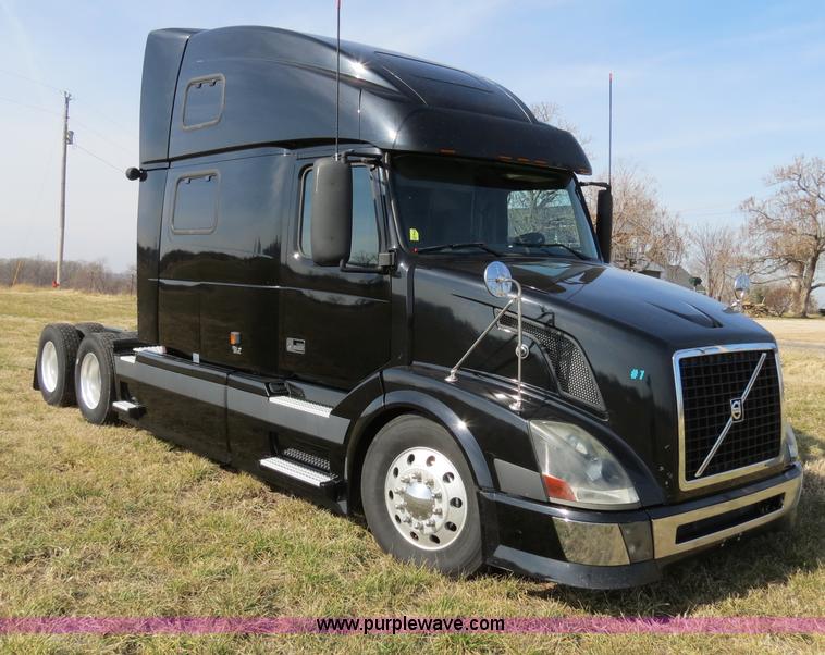 image for item B4564 2004 Volvo VNL semi truck