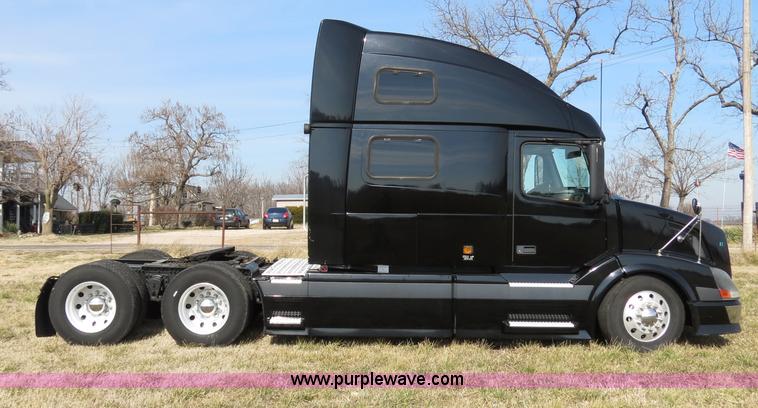 image for item B4564 2004 Volvo VNL semi truck