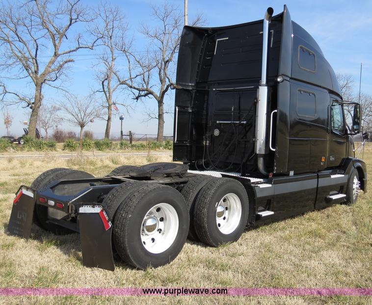 image for item B4564 2004 Volvo VNL semi truck