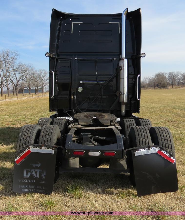 image for item B4564 2004 Volvo VNL semi truck