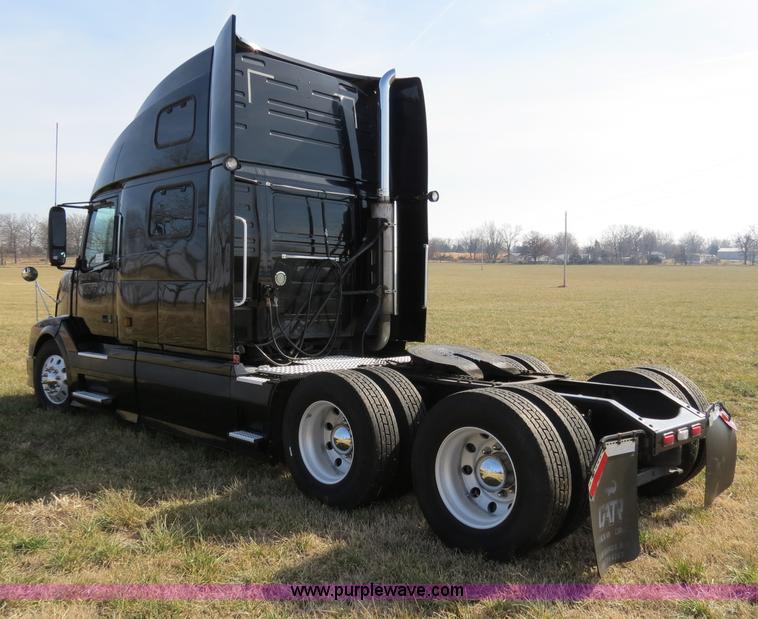 image for item B4564 2004 Volvo VNL semi truck