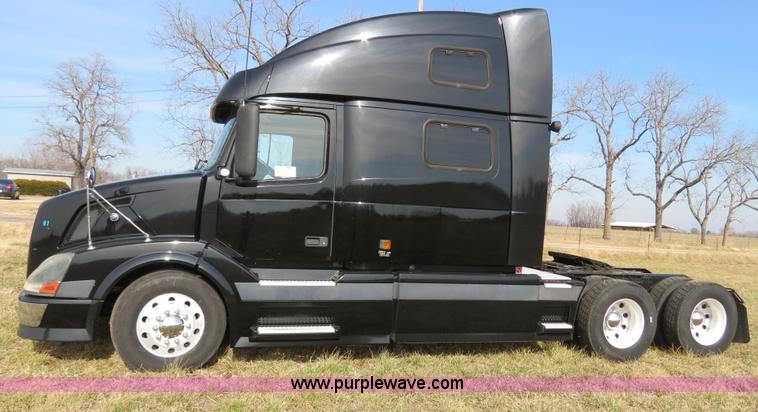 image for item B4564 2004 Volvo VNL semi truck