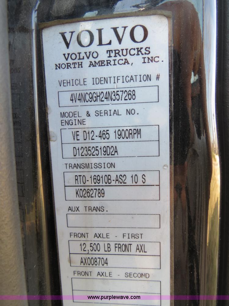 image for item B4564 2004 Volvo VNL semi truck