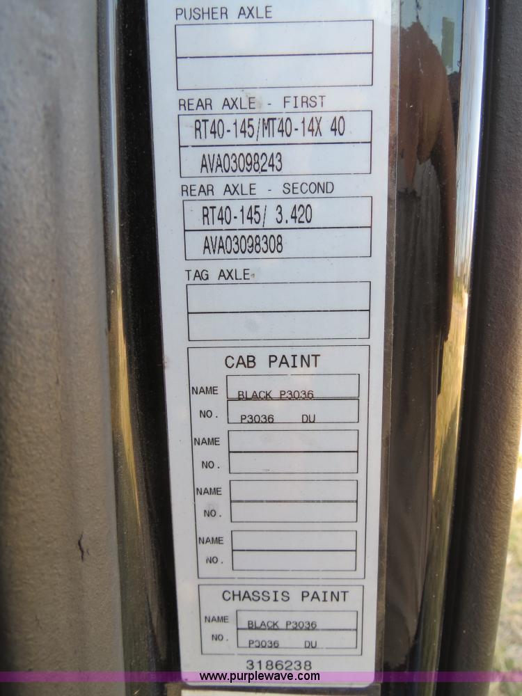 image for item B4564 2004 Volvo VNL semi truck