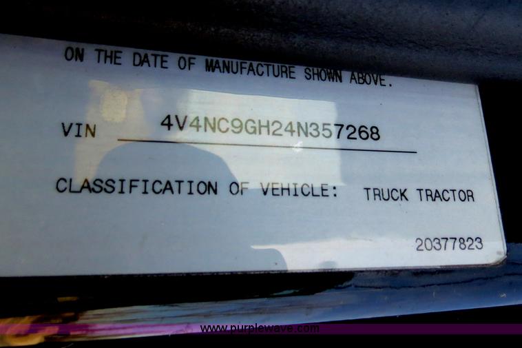 image for item B4564 2004 Volvo VNL semi truck