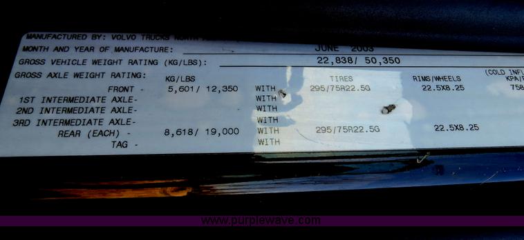 image for item B4564 2004 Volvo VNL semi truck