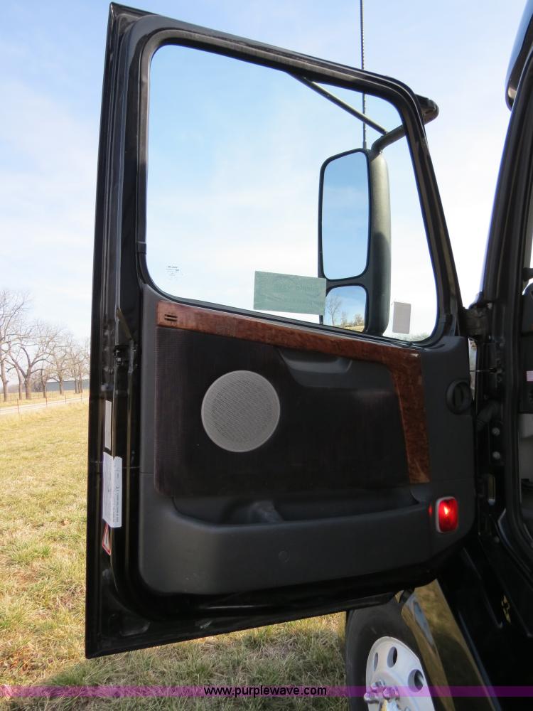 image for item B4564 2004 Volvo VNL semi truck